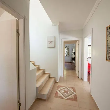 Villa Sleeps 8, Luxury With Private Pool - Awz 247